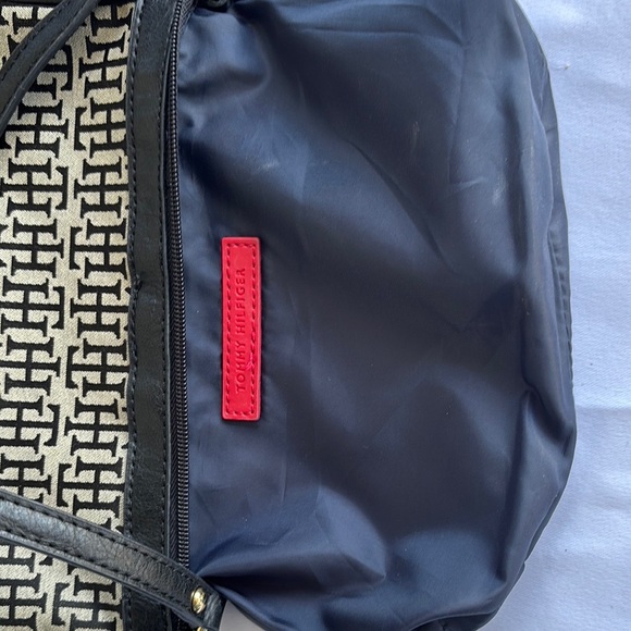 Tommy Hilfiger Black and Cream Shoulder Bag with Elegant Pattern - Picture 10 of 12